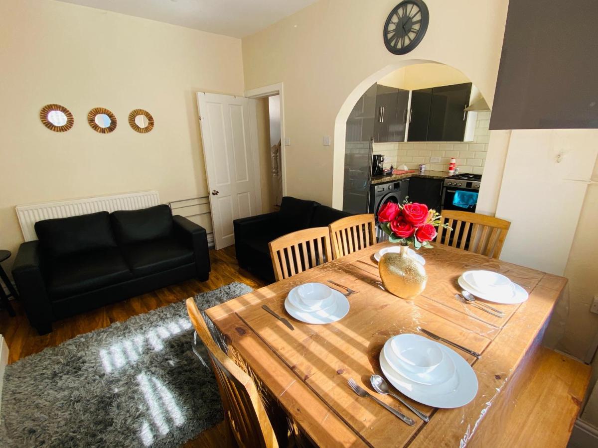 Entire 4 Bedroom House - Ev Point & Free Parking 리버풀 외부 사진